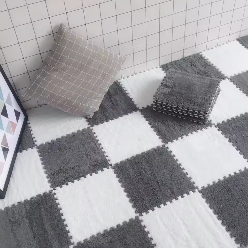 Koberec z plyšových puzzle (Sivá + Biela)